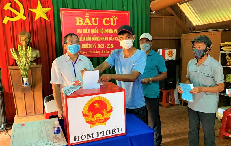 Cử tri đồng bào dân tộc thiểu số ở Đắk Lắk đi bỏ phiếu bầu cử trong ngày 23-5-2021.