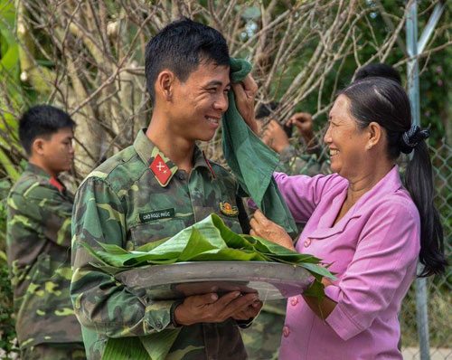 Người dân Kiên Giang vui mừng đón bộ đội về địa phương. (Ảnh minh họa: Lam Hiếu)