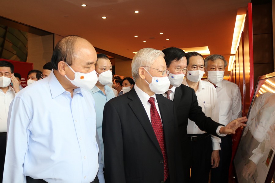 Tổng Bí thư Nguyễn Phú Trọng và các đại biểu tham quan triển lãm trước khi vào Hội nghị.