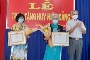 Tây Ninh: Trao huy hiệu Đảng cho các đảng viên lão thành