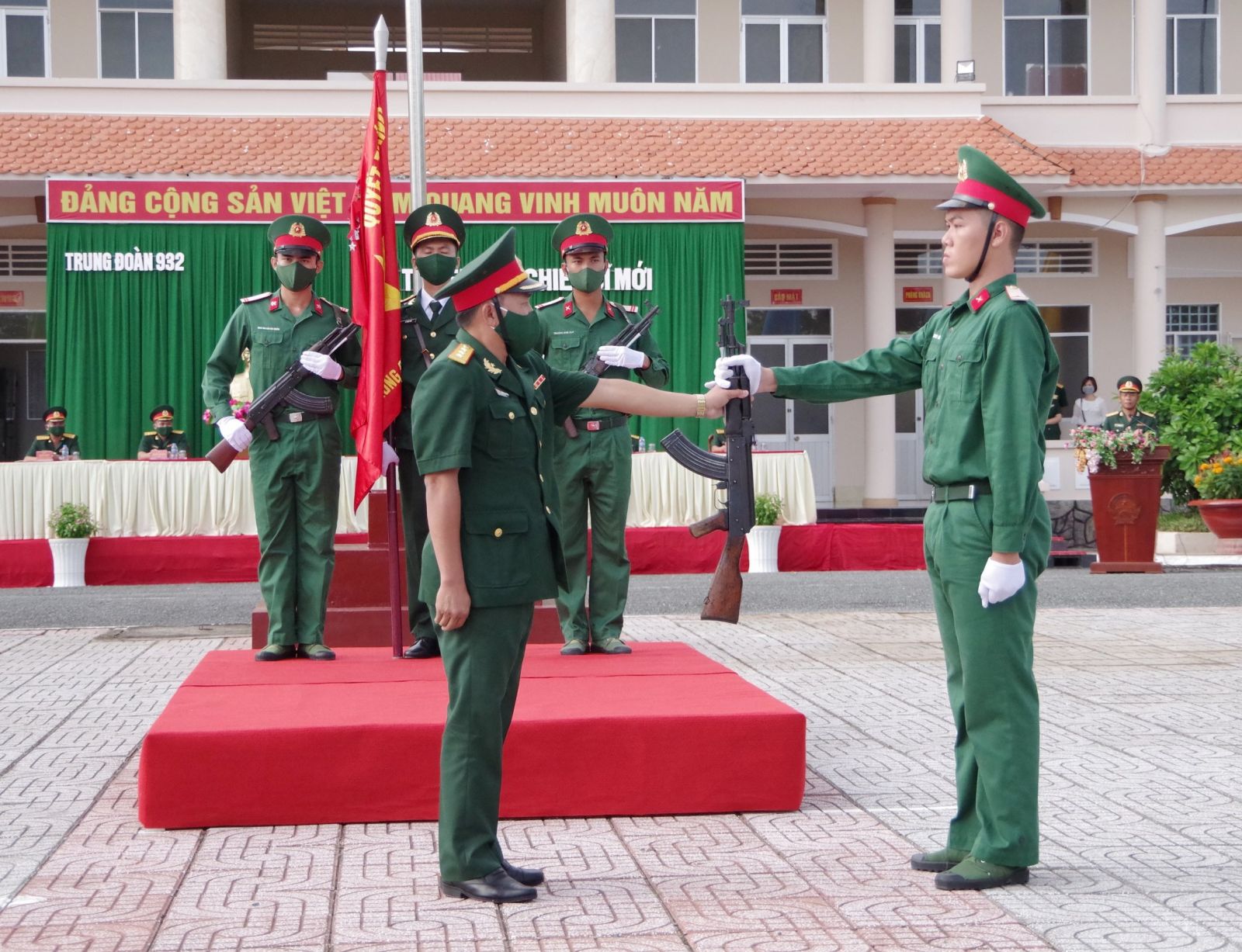 Thượng tá Cao Thanh Hồng, Trung đoàn trưởng Trung đoàn Bộ binh 932 thực hiện nghi thức trao vũ khí cho chiến sĩ mới.