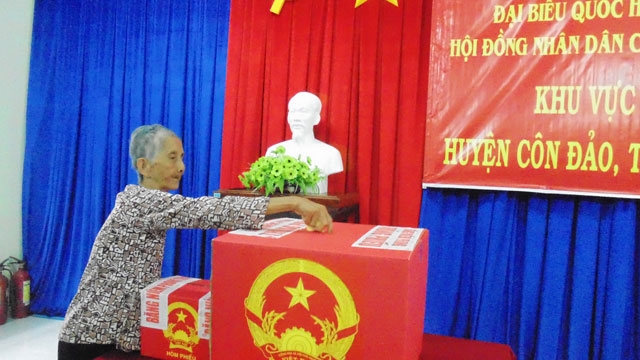Cử tri Côn Đảo đi bỏ phiếu thực hiện quyền bầu cử.