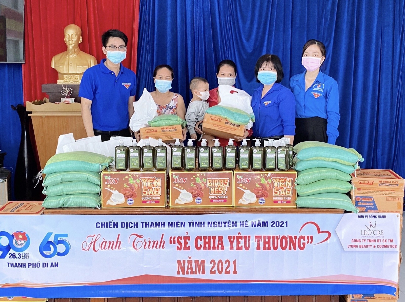 Lãnh đạo Thành đoàn Dĩ An trao tặng quà cho người khó khăn ở phường An Bình.