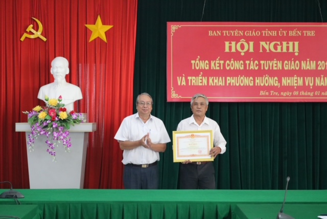 Trưởng ban Tuyên giáo Tỉnh ủy Cao Văn Dũng trao bằng khen của Thủ tướng Chính phủ cho tập thể  có thành tích tiêu biểu trong học tập và làm theo tư tưởng, đạo đức, phong cách Hồ Chí Minh.