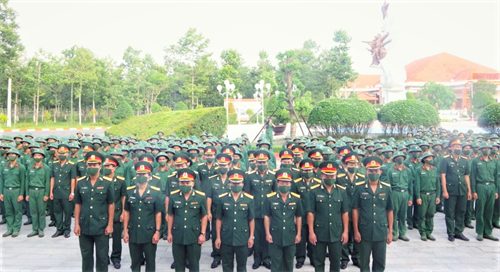Cán bộ, chiến sĩ Trung đoàn 5 mặc niệm tưởng nhớ Chủ tịch Hồ Chí Minh và các anh hùng, liệt sĩ Sư đoàn 5.