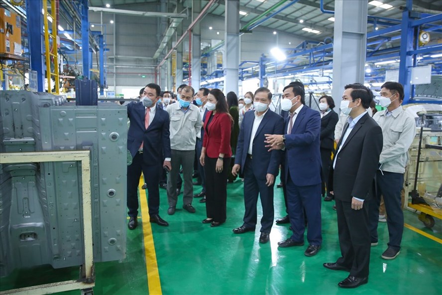 Lãnh đạo tỉnh Ninh Bình kiểm tra hoạt động sản xuất đầu năm 2021 tại Nhà máy sản xuất ô tô Hyundai Thành Công (Khu công nghiệp Gián Khẩu, huyện Gia Viễn, Ninh Bình). Ảnh: NT