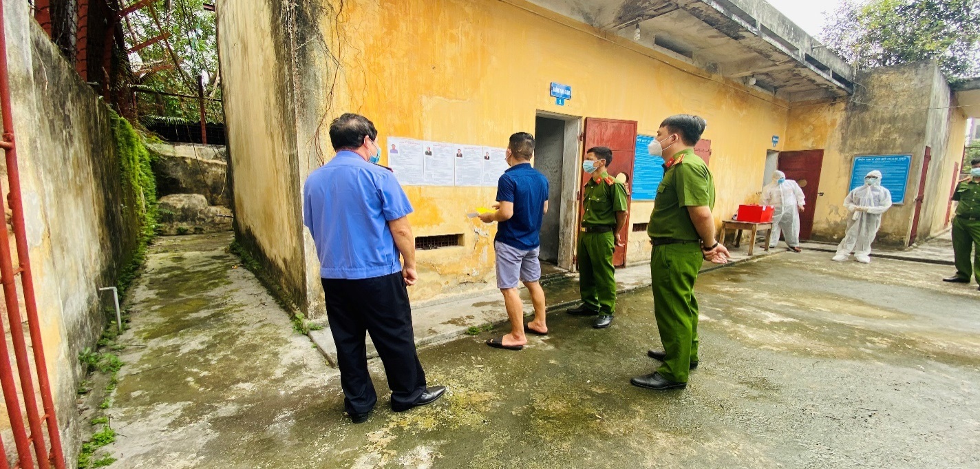 Tổ công tác của VKSND thành phố Chí Linh trực tiếp kiểm sát tạm giữ, tạm giam đảm bảo quyền bầu cử của người bị tạm giữ, tạm giam tại Công an thành phố Chí Linh. (Ảnh: NĐ).