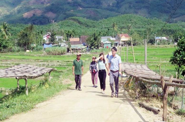 Từ phong trào “Dân vận khéo”, tuyến đường đi qua thôn 1, thị trấn Trà Xuân (Trà Bồng) được bê tông giúp người dân đi lại thuận tiện. (Ảnh: Sa Huỳnh).