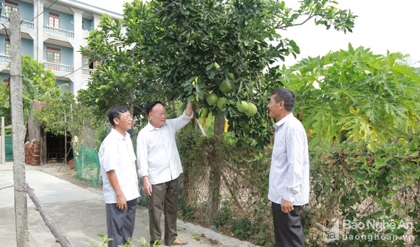 Bí thư Chi bộ xóm 9, xã Nghi Diên, huyện Nghi Lộc (Nghệ An) Phan Công Hưởng (bìa trái) thăm một hộ dân trên địa bàn (năm 2019). Ảnh: Quốc Sơn
