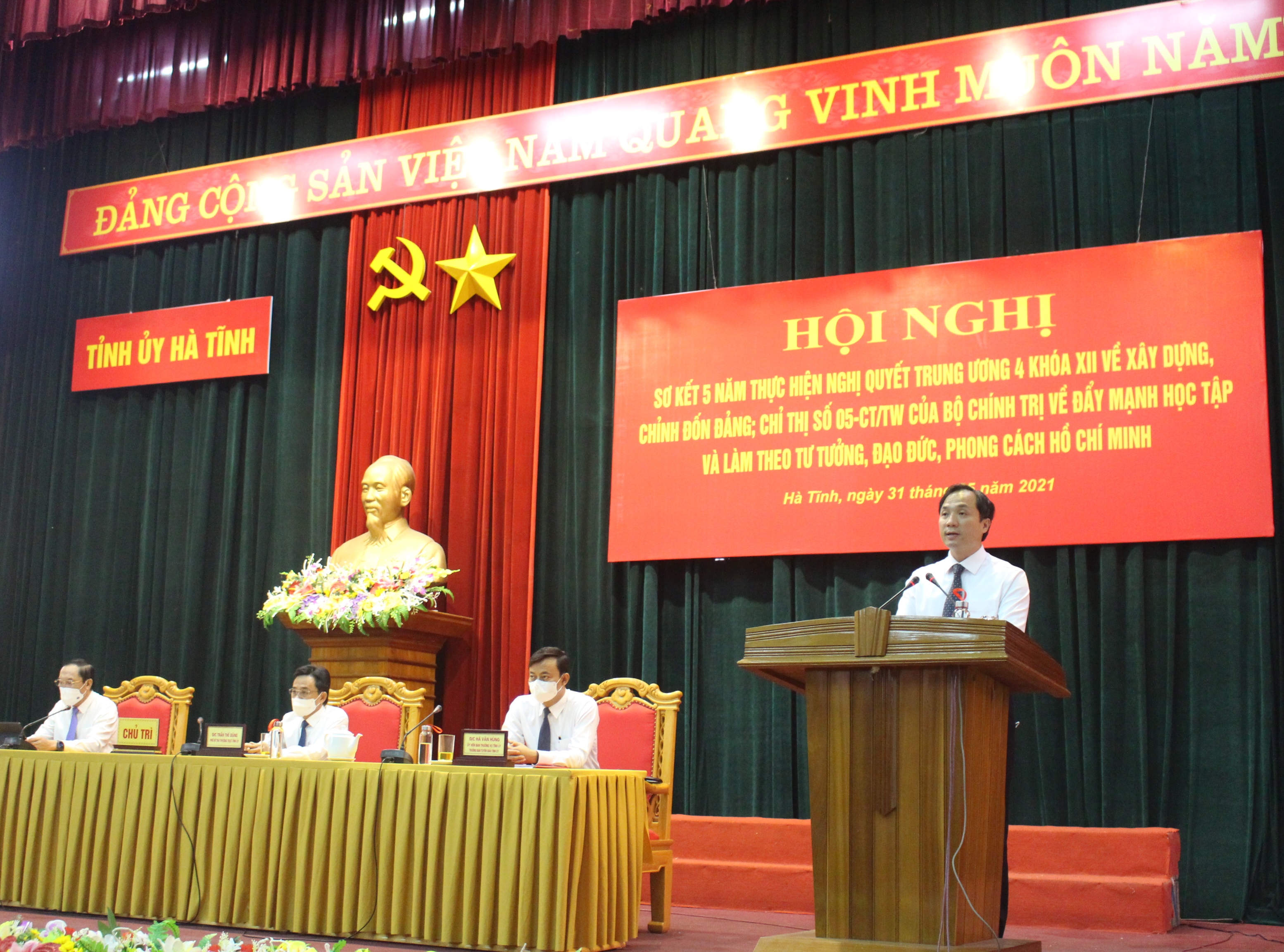 Đồng chí Hoàng Trung Dũng, Ủy viên Trung ương Đảng, Bí thư Tỉnh ủy, Chủ tịch Hội đồng nhân dân tỉnh Hà Tĩnh phát biểu tại Hội nghị