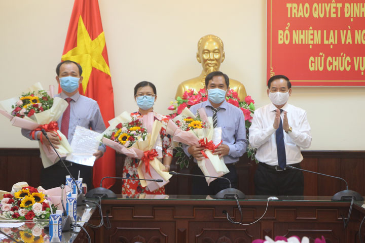 Chủ tịch UBND tỉnh Trần Ngọc Tam trao quyết định cho các đồng chí được bổ nhiệm, bổ nhiệm lại. (Ảnh: Huyền Trang)