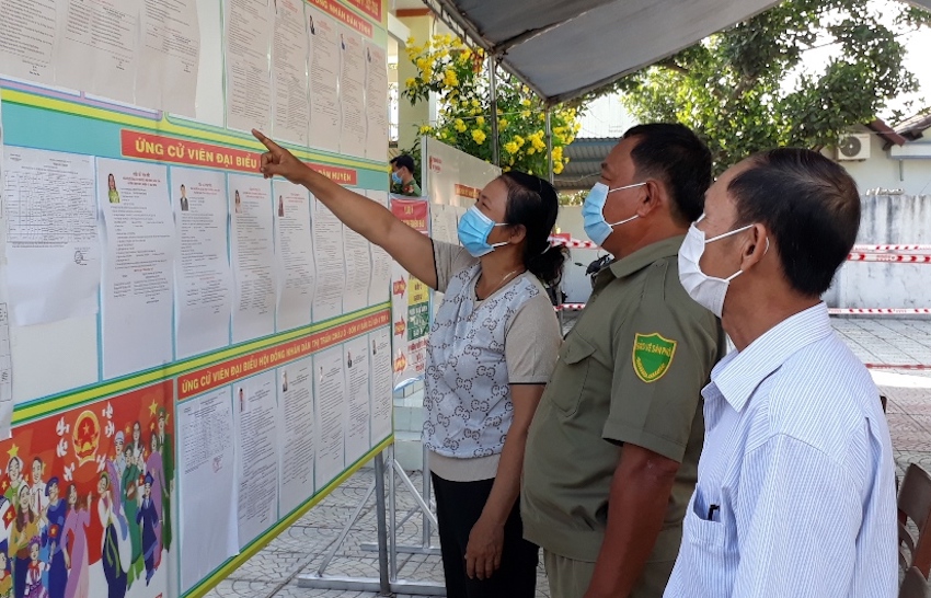 Cử tri tỉnh Khánh Hoà kiểm tra lại danh sách, lý lịch của ứng cử viên trước khi quyết định bỏ phiếu bầu cử.