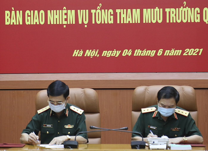 Thượng tướng Phan Văn Giang và Thượng tướng Nguyễn Tân Cương ký kết Biên bản Bàn giao. (Ảnh: Nguyễn Bằng)