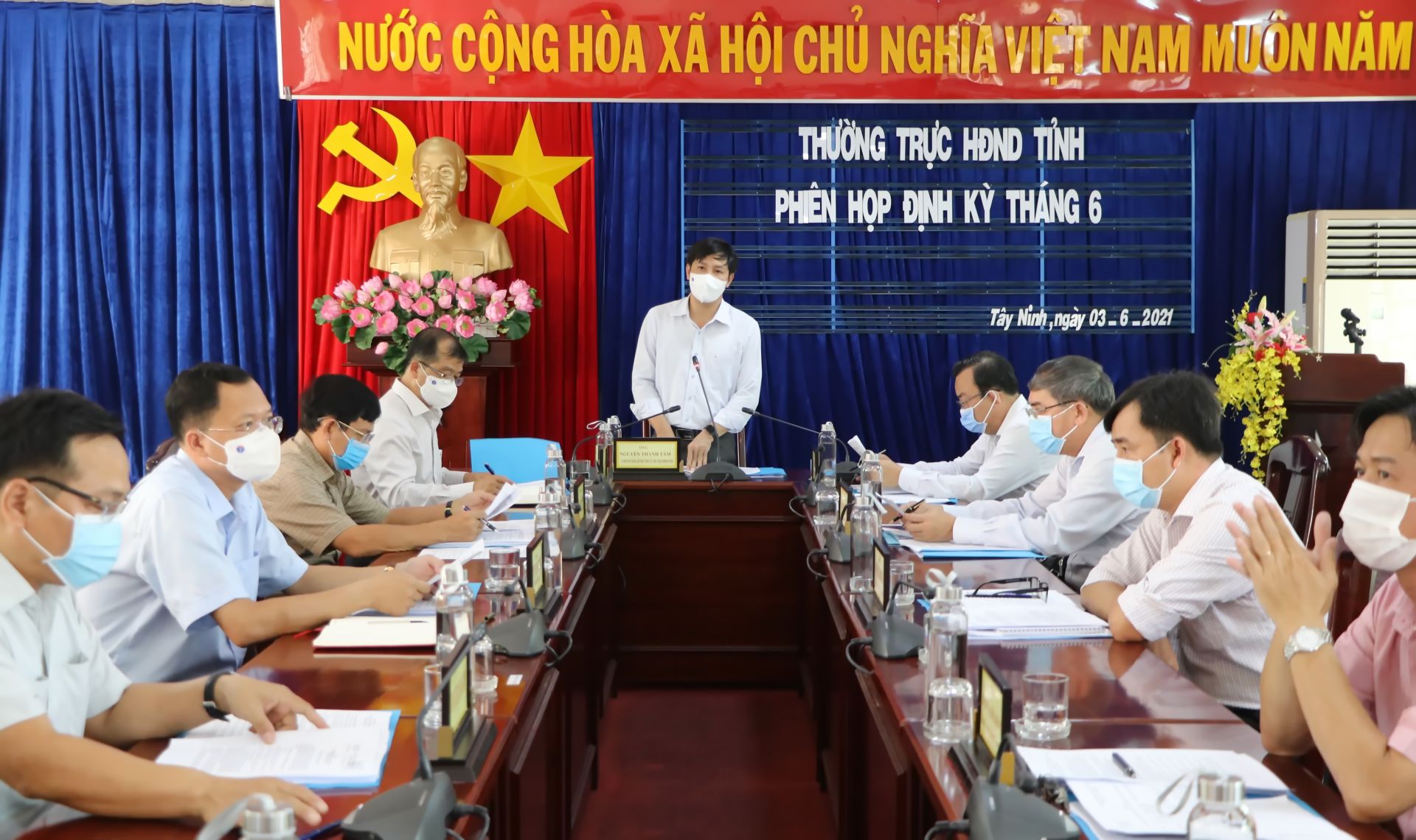 Bí Thư Tỉnh uỷ, Chủ tịch HÐND tỉnh Nguyễn Thành Tâm chủ trì phiên họp.