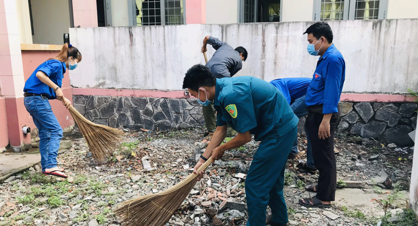 ĐV-TN trên địa bàn tỉnh Tiền Giang thực hiện dọn vệ sinh khuôn viên cơ quan làm việc.