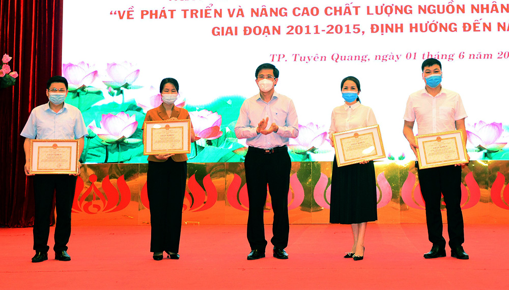 Chủ tịch UBND thành phố Tuyên Quang đã tặng giấy khen cho 5 tập thể, 6 cá nhân đã có thành tích trong thực hiện Nghị quyết số 02-NQ/TU của BCH Đảng bộ tỉnh