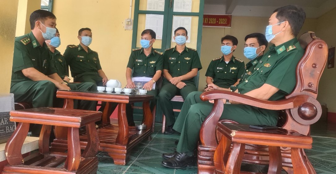 Đại Tá Bùi Minh Trí (ngồi ghế đầu bên phải), Phó Chỉ huy trưởng, BĐBP tỉnh Kiên Giang, đến thăm cán bộ, chiến sĩ đồn Biên phòng Gành Dầu, Phú Quốc.
