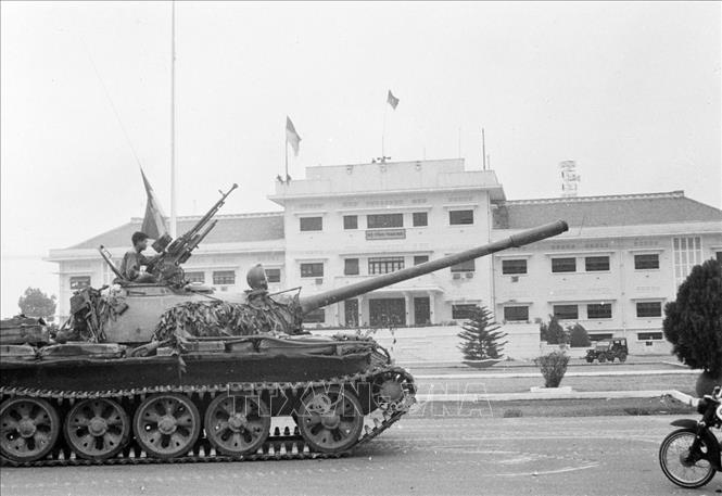 Lá cờ cách mạng tung bay trên nóc trụ sở Bộ Tổng tham mưu ngụy quyền Sài Gòn lúc 11 giờ 30 phút ngày 30/4/1975.( Ảnh: TTXVN)