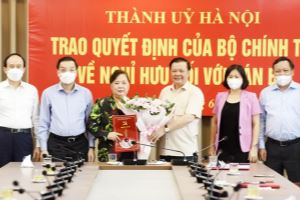 Trao quyết định nghỉ hưu cho đồng chí Nguyễn Thị Bích Ngọc